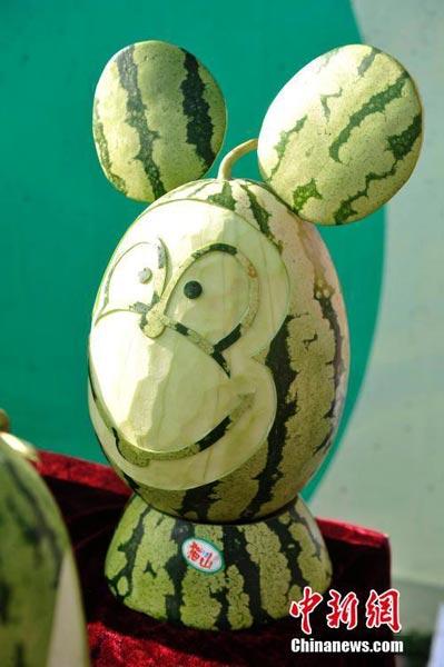 重庆趣味西瓜雕刻展吸引市民围观-图片频道-中国天气网